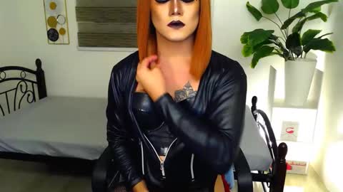 Snapshot of xyournightmarequeenx chatting on 05.11.26 QueenMarina online show from 05.11.26
