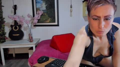 Snapshot of yasmin_goldenst chatting on 01.31.25 Yasemin online show from 01.31.25