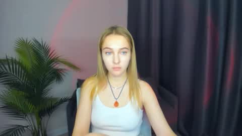 Snapshot of yasminasage chatting on 11.11.25 Yasmina online show from 11.11.25