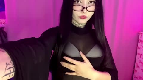 Snapshot of yawnpuffx chatting on 05.10.26 HolyLega online show from 05.10.26