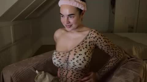 Snapshot of yeahrina chatting on 10.16.25 rina online show from 10.16.25