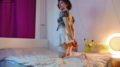Snapshot of yellow_songbird chatting on 05.02.26 Liya online show from 05.02.26