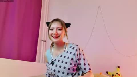 Snapshot of yellow_songbird chatting on 06.15.26 Liya online show from 06.15.26