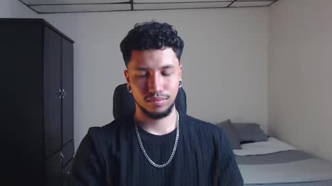 Snapshot of yerfon_s1 chatting on 11.30.25 Yeff ind. model online show from 11.30.25