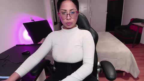 Snapshot of yesie_hot2 chatting on 09.25.25 yesie_hot2 online show from 09.25.25