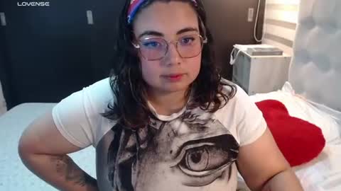 Snapshot of yini_angel07 chatting on 06.26.26 hii i am yini online show from 06.26.26