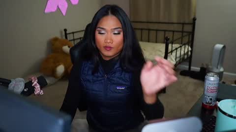 Snapshot of ynaong chatting on 12.25.24 Palmela Handerson online show from 12.25.24