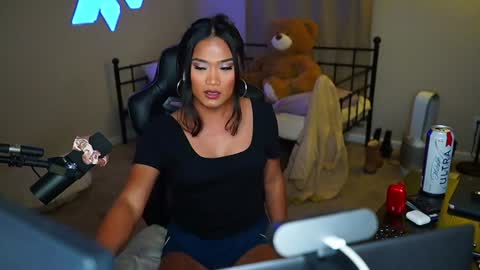 Snapshot of ynaong chatting on 12.27.24 Palmela Handerson online show from 12.27.24