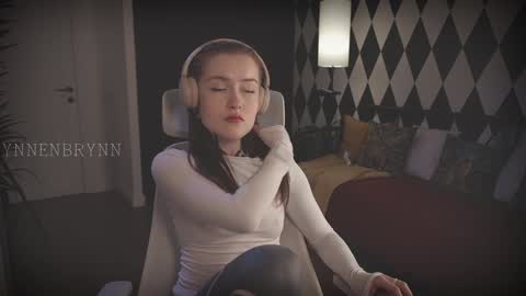 Snapshot of ynnenbrynn chatting on 01.07.25 ynnenbrynn online show from 01.07.25