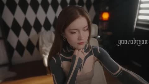 Snapshot of ynnenbrynn chatting on 10.16.25 ynnenbrynn online show from 10.16.25