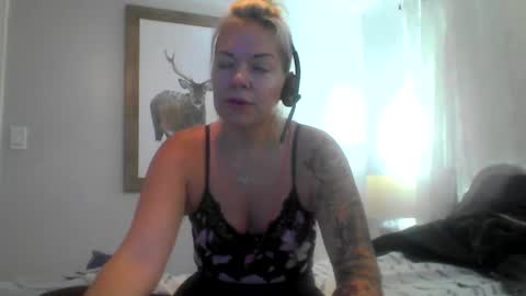 Snapshot of yogimilflover chatting on 09.26.25 Yogiblondebangme online show from 09.26.25