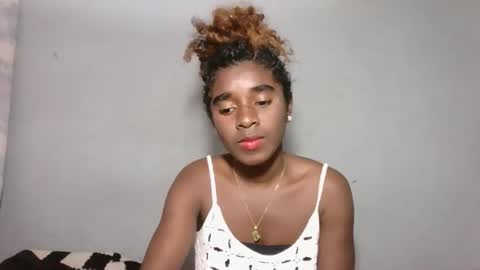 Snapshot of yolandrina05 chatting on 09.23.25 yolandrina05 online show from 09.23.25