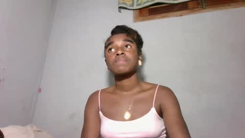 Snapshot of yolandrina05 chatting on 10.26.25 yolandrina05 online show from 10.26.25