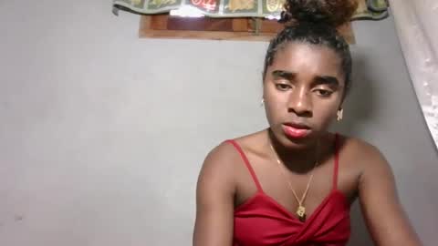 Snapshot of yolandrina05 chatting on 10.28.25 yolandrina05 online show from 10.28.25