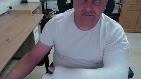 yoschi1976 online show from 10.26.25