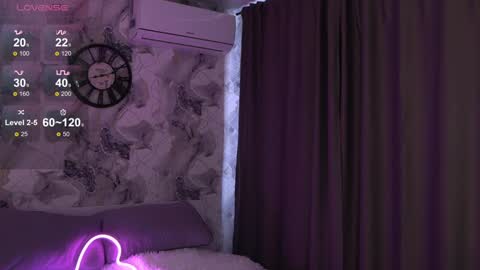 Julia Please Thumbs up me   online show from 01.23.25