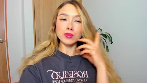 Snapshot of your_little_ chatting on 01.22.25 your_little_ online show from 01.22.25