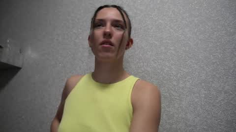 Snapshot of your_little_flexible_girl chatting on 02.05.25 Meri online show from 02.05.25