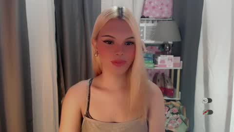 Snapshot of yourlovekylie chatting on 06.14.26 KYLIE MORE online show from 06.14.26