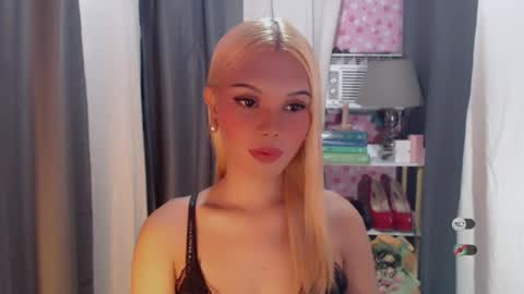 Snapshot of yourlovekylie chatting on 07.07.26 KYLIE MORE online show from 07.07.26