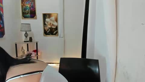 Snapshot of yourprettytrish chatting on 03.11.25 Trish online show from 03.11.25