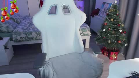 Yumi 3 online show from 12.22.24