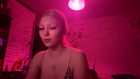 Snapshot of yunarosee chatting on 11.11.25 yunarosee online show from 11.11.25