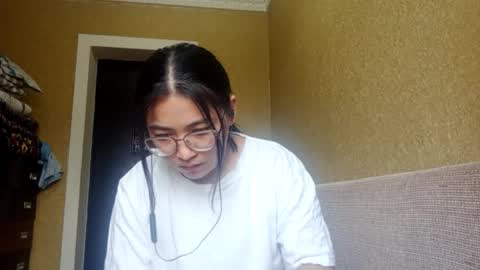 Snapshot of yuonneaquilar chatting on 11.10.25 Yuna online show from 11.10.25