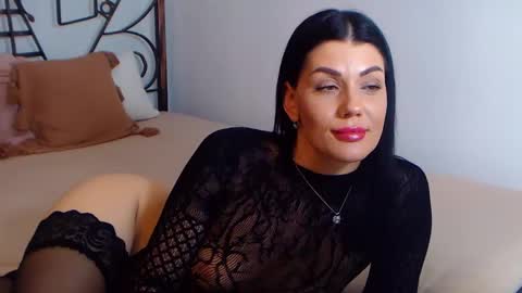 Snapshot of yvonneeverlee chatting on 12.16.24 I V Y online show from 12.16.24