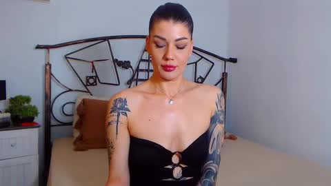 Snapshot of yvonneeverlee chatting on 01.24.25 I V Y online show from 01.24.25