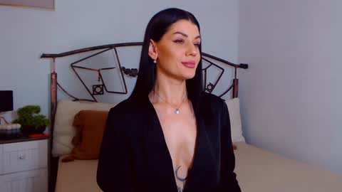 Snapshot of yvonneeverlee chatting on 02.15.25 I V Y online show from 02.15.25