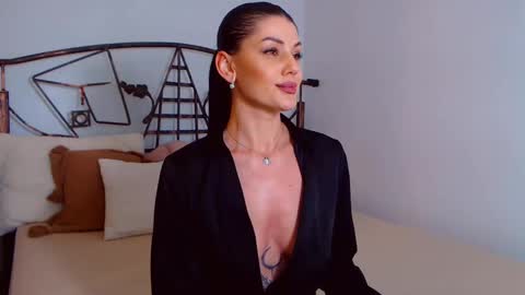 Snapshot of yvonneeverlee chatting on 02.22.25 I V Y online show from 02.22.25