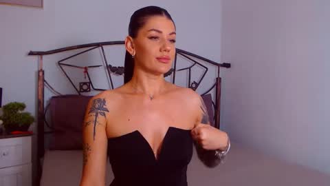 Snapshot of yvonneeverlee chatting on 09.18.25 I V Y online show from 09.18.25