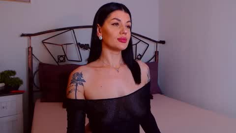 Snapshot of yvonneeverlee chatting on 11.03.25 I V Y online show from 11.03.25