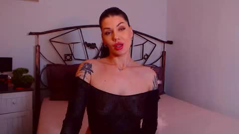 Snapshot of yvonneeverlee chatting on 11.24.25 I V Y online show from 11.24.25