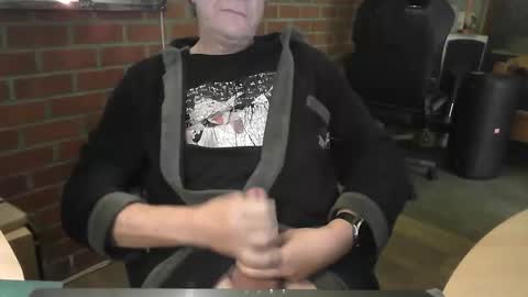 Snapshot of zalinger chatting on 11.28.25 zalinger online show from 11.28.25