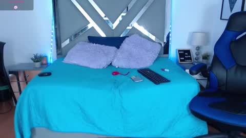 Snapshot of zaradames_ chatting on 02.14.25 zaradames_ online show from 02.14.25