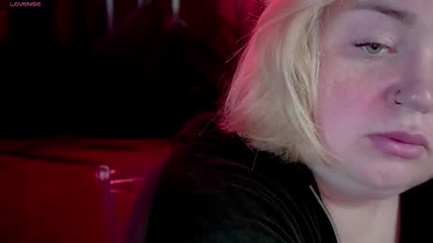 Snapshot of zarareign_ chatting on 11.16.25 Lola online show from 11.16.25