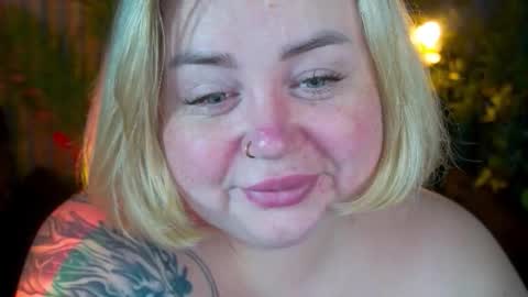 Snapshot of zarareign_ chatting on 11.18.25 Lola online show from 11.18.25