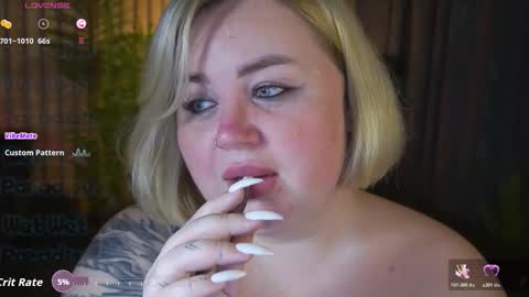 Snapshot of zarareign_ chatting on 12.03.25 Lola online show from 12.03.25