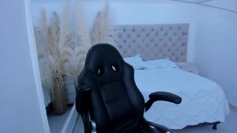 Snapshot of zarinawynne chatting on 12.14.25 Zarina Waynne online show from 12.14.25