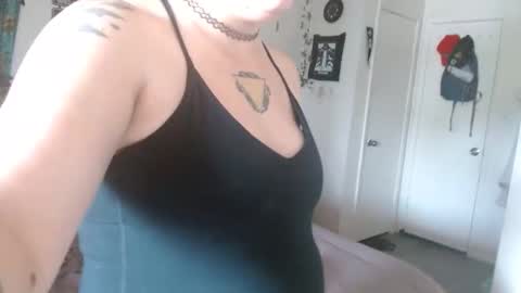 Snapshot of zawmbiemoonz chatting on 04.16.26 zawmbiemoonz online show from 04.16.26