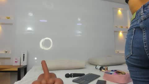 Zenda Evans online show from 01.06.26