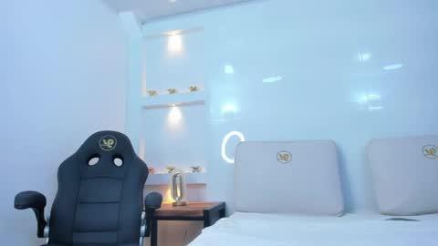 Zenda Evans online show from 04.18.26