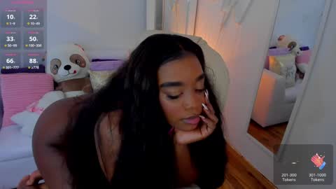 Snapshot of zobe_love chatting on 01.11.25 Zobe Love online show from 01.11.25