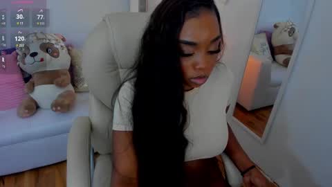 Snapshot of zobe_love chatting on 02.12.25 Zobe Love online show from 02.12.25