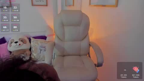 Snapshot of zobe_love chatting on 11.25.25 Zobe Love online show from 11.25.25