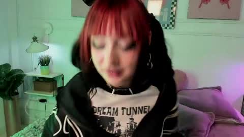 Snapshot of zoe_lynch_ chatting on 05.11.26 Zoe Lynch online show from 05.11.26