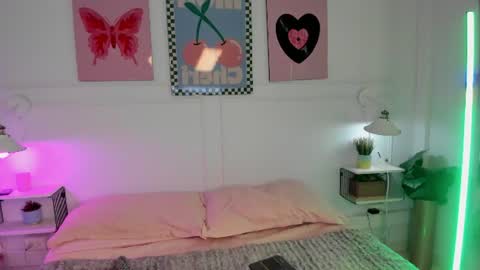 Snapshot of zoe_lynch_ chatting on 06.19.26 Zoe Lynch online show from 06.19.26