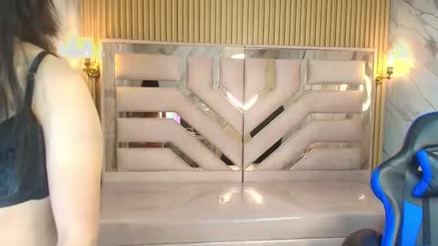 Snapshot of zoe_r_ chatting on 10.14.25 Zoe online show from 10.14.25